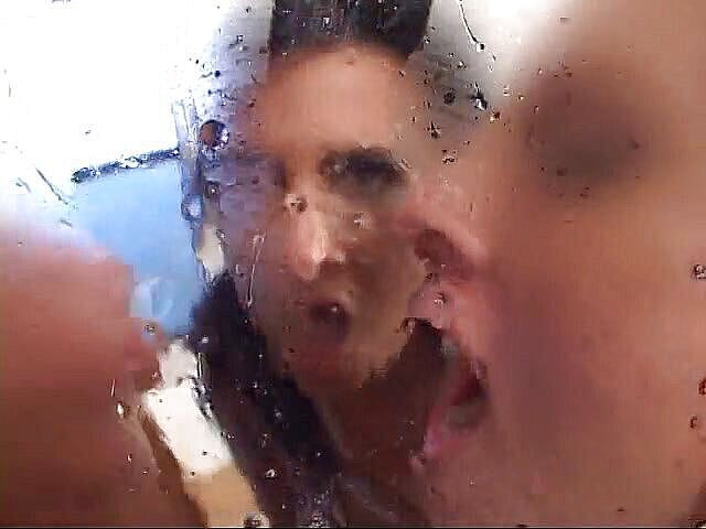 Threesome Delights: Duas gatas safadas estão compartilhando um grande pau