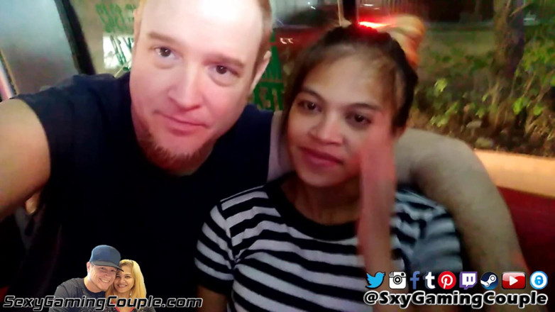 SexyGamingCouple: Awek Asia berkelip dan memerah tetek di luar rumah