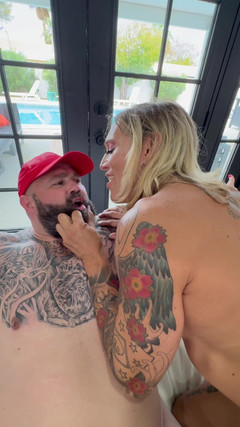 BigDann: Rubia trans con grandes tetas engaña a Maga Man