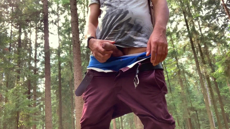 Fratchino: Ragazzo arrapato si lavora il suo cazzo nel bosco