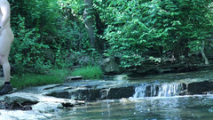 barenakedboy: Flexându-mă lângă cascadă, încercând să se furișeze un moment privat...