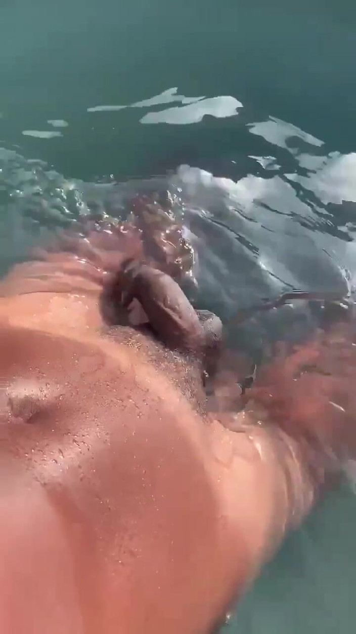 Vida Noite: プールでゴーニングオーディオを聴きながらオナニーしている