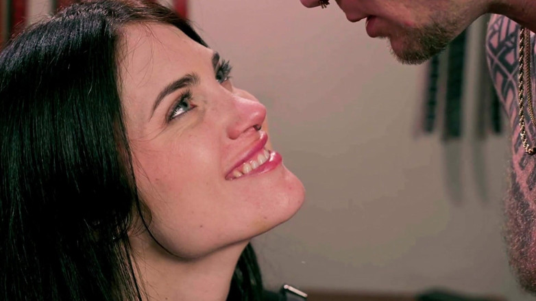 Peter J Hooke: Hermosa sensual diosa dominatrix y ordeñando