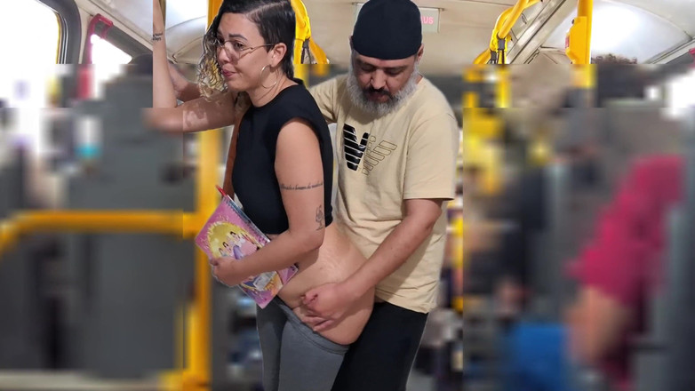 Gabi SweetCouplesStories: Estudante puta recebe gozada no ônibus