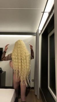 Blonde translady mit Megatitten