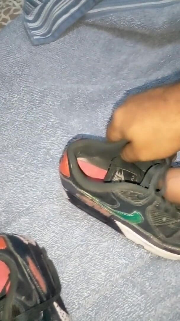 Sneakerfetish_BR: Кросівки трахають і кінчають на моєму старому повітрі Макс