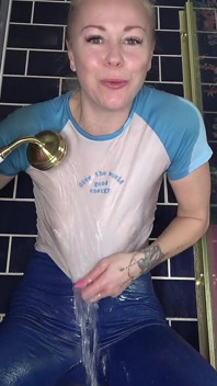Leggings mojados en la ducha - pidiendo semen en mi culo