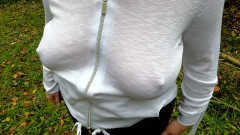 Bouncy Tits Action: Otevři bundu a nech mě ztrestat tvá nahá prsa