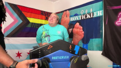 Ticklish Chubs: 피곤한 간지럼을 견디는 매트