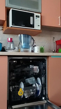 Harig brunette poesje, grote tieten, sensuele harige vrouw in de keuken.