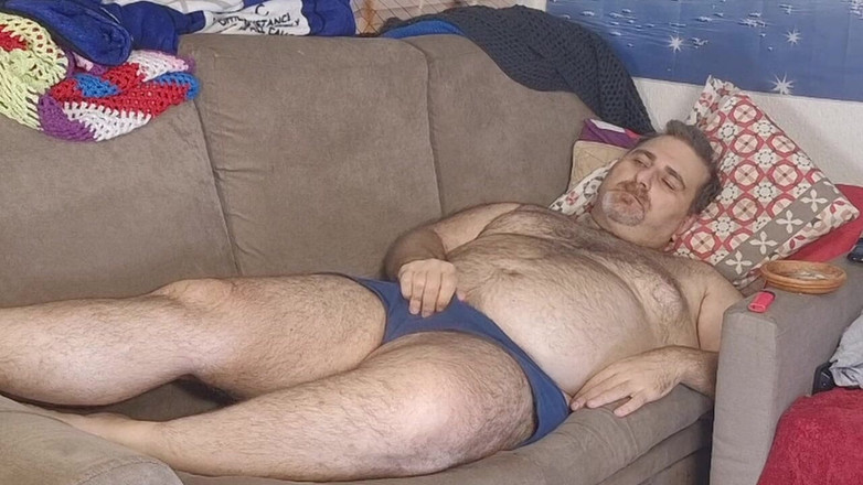 ChubbyDaddyBearLuka: Tată dolofan poartă picioarele murdare goale