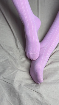 Calcetines Rosas En Manos De Una Amante Con Uñas Azules En Vídeo En Solitario