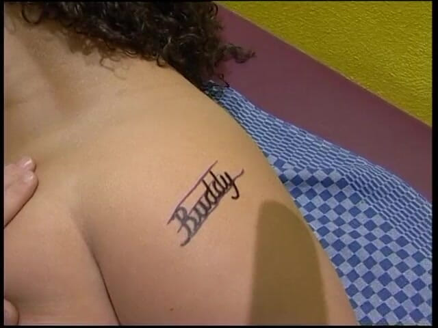Slutty Teenies: Bruneta fabuloasă cu părul creț vrea un nou tatuaj