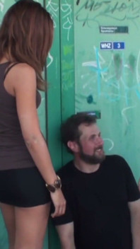 Melady e Cindy dominam e humilham escravo Joschi