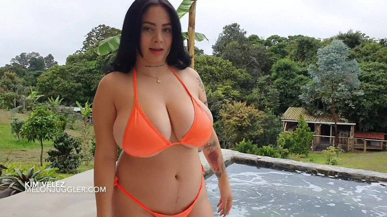 Melon Juggler: Prsatá kočička v bikinách Kim Velez