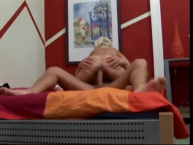 Meet my Pussy: Rijpe blonde babe met enorme borsten heeft deze jonge dekhengst...