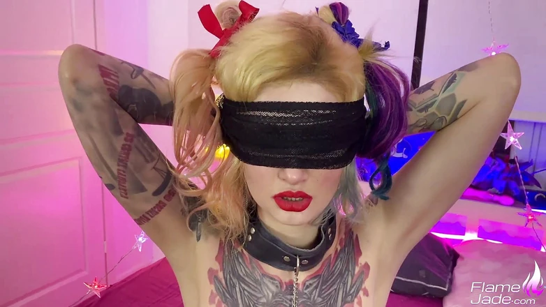 Flame Jade: Harley Quinn用捆绑SM元素疯狂肛交