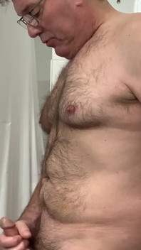 Masturbare pe jumătate goală pe pat - orgasm intens