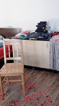 Ibu tiri seksi berseronok dengan mawar bogel.