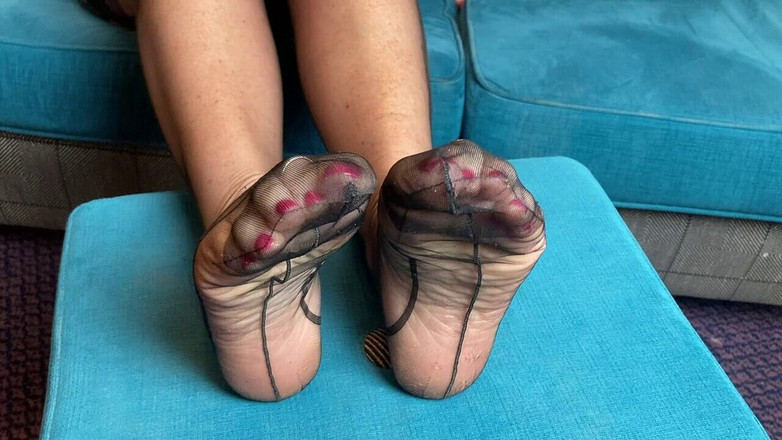 Mr MF: Nyonya dewasa pamer kaki dan kakinya dengan stoking tipis