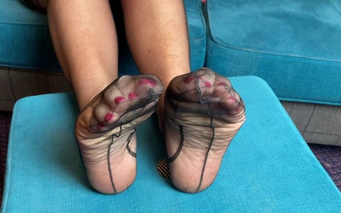 Mr MF: Doamna Picioare mature își arată tălpile și degetele de la picioare în ciorapi...