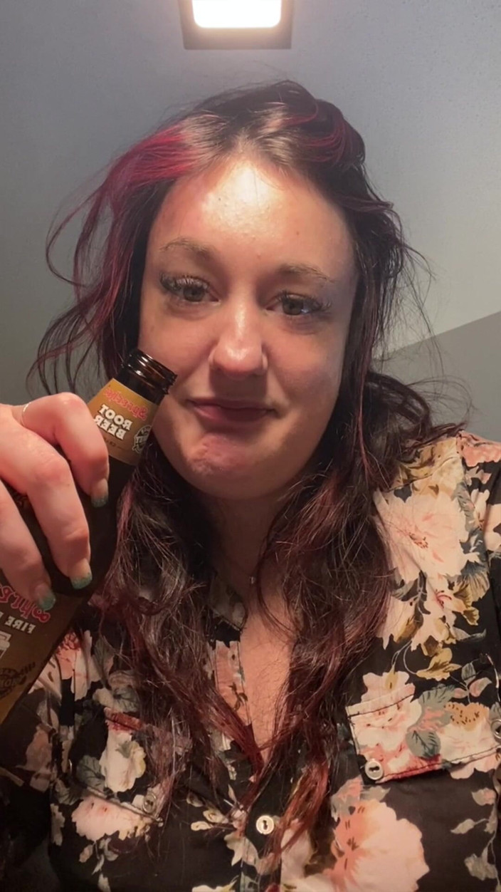 BellaBlast: Seducătoare Bbw Rootbeer Chug și Burps de Bella Blast