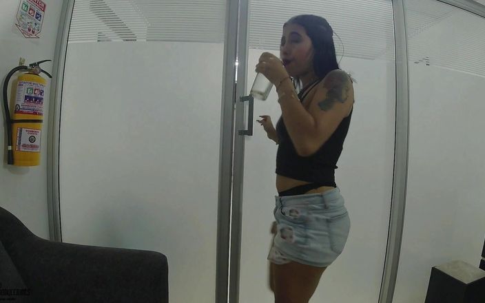 Vayolet: 맛있는 섹스로 가정부에게 돈을 지불하고 내 보지에 우유를 남겨 - 질싸 - 스페인어 포르노