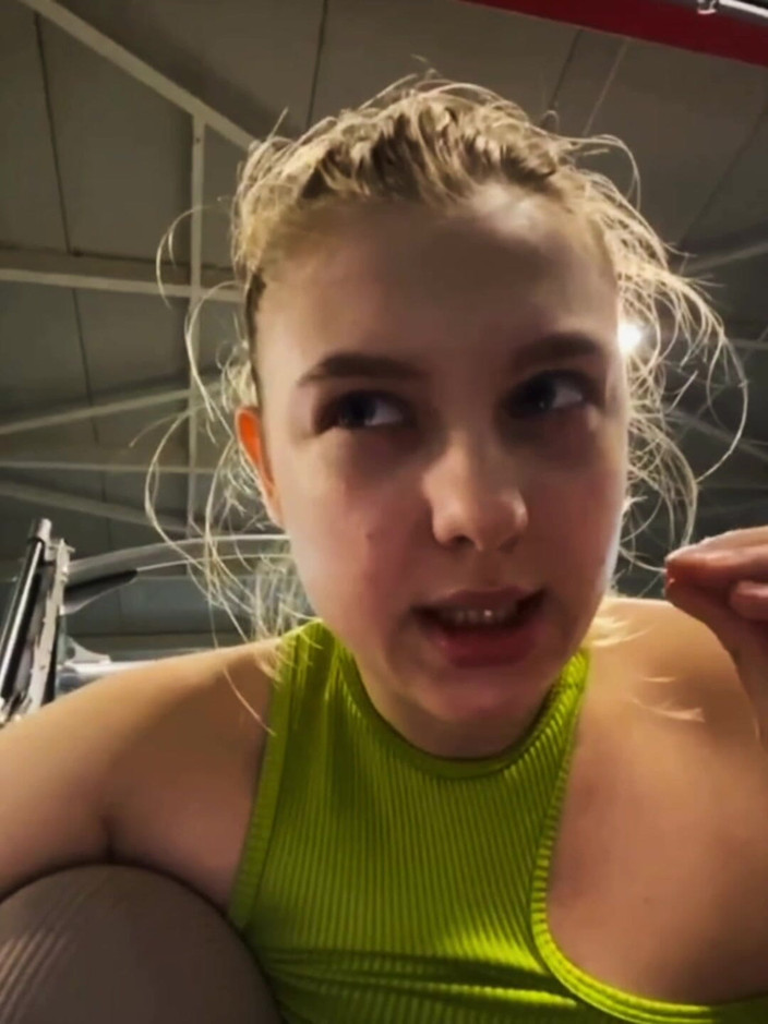 JuiceLussie: Trénujte a masturbujte v tělocvičně