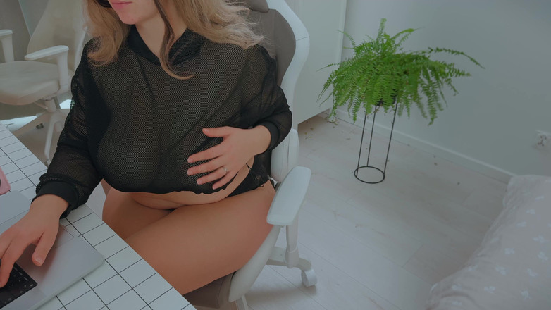 Mrs Wetslavs: ぽっちゃりミルフが黒いディルドで自分を犯しながらパソコンで遊ぶ