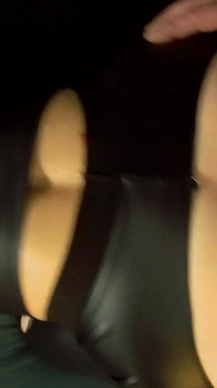 Awek dengan seluar kulit koyak mengambil pancutan mani besar selepas dikongkek