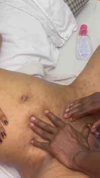 Afrikanska älskare i sängen
