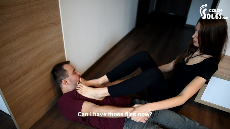 Czech Soles - foot fetish content: Bị trừng phạt bởi đôi chân của executrix gợi cảm