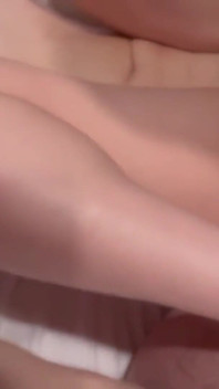 로션과 거즈를 사용하여 장난감을 가지고 노는 후, 나는 그들이 오는 것을 본 적이 없는 후장 질싸로 복수를 했습니다.
