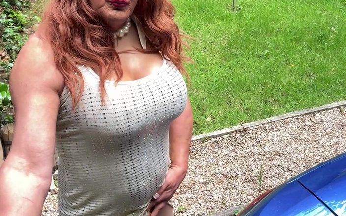 Kelly CD 2022: Kellycd2022 sexy în rochie fără spate auriu și ciorapi fără sudură și tocuri