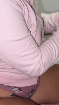 Suegra Muestra Su Enorme Culo a Su Yerno Y Él Se La Folla