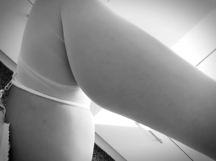 Nikki Lord: Nikki lord in weißen strümpfen und strapsen