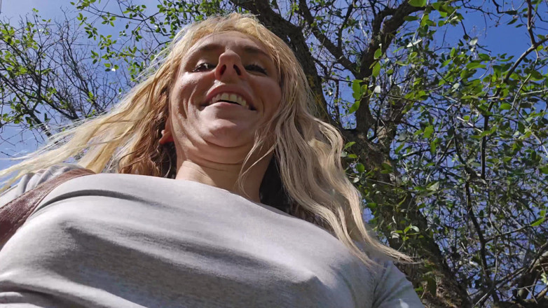 Sav Moolah: La Piccola Bionda Riceve Un Enorme Facciale All'aperto