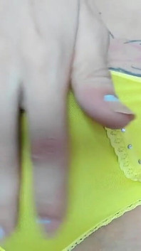 Dildo sis seluar dalam kuning dan pancutan mani