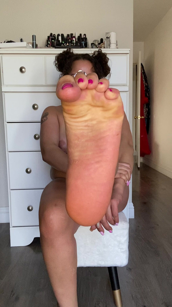 Tan feets: Змішана чорношкіра латина гола рожева педі дражнить великі цицьки