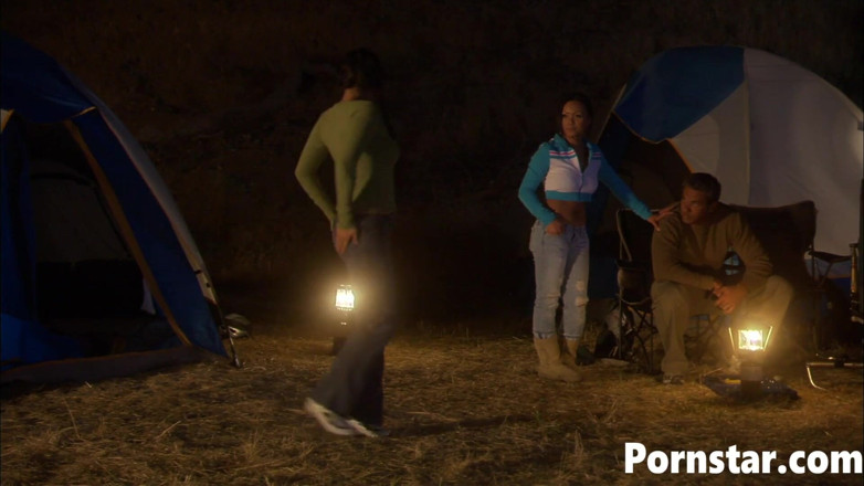 Pornstars: Tesuda gata Venus gosta de sexo hardcore ao ar livre...
