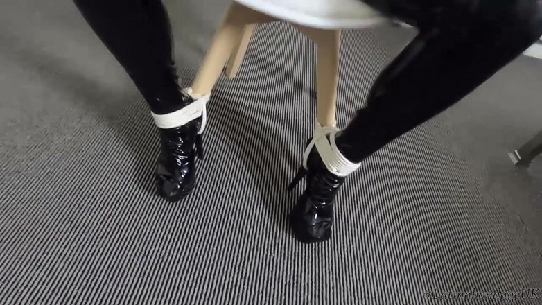 Latina Fetish: Super latina gefesselt, nackt ausgezogen und geknebelt! *720p HD* kleinere Größe