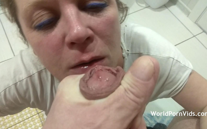 Selected worldwide porn: Sexe par terre avec une femme mature dans la salle...
