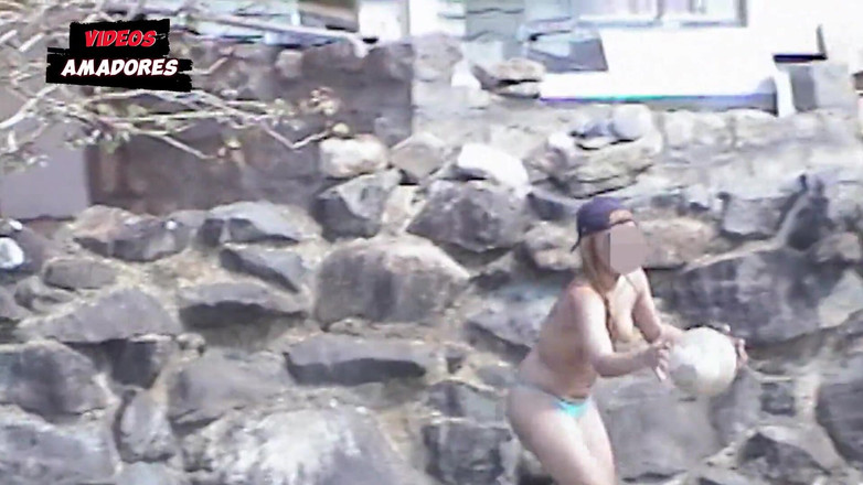 Amateurs videos: Awek Panas Menanggalkan Pakaian Mereka Di Pantai Yang Terdesak