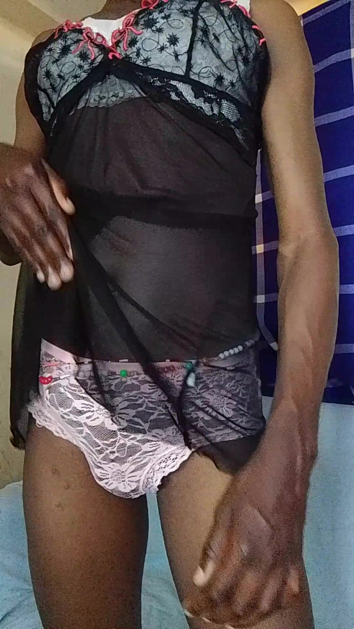 HaitiKing7: La bella sissy si masturba il cazzo e si afferra...
