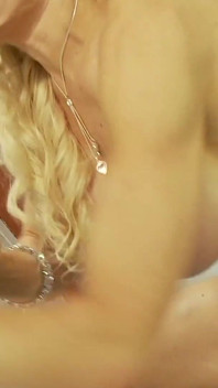 Uma deliciosa cena de buraco - 1 loira peituda em lingerie Cindy Behr chupando um pau no Glory Hole no banheiro