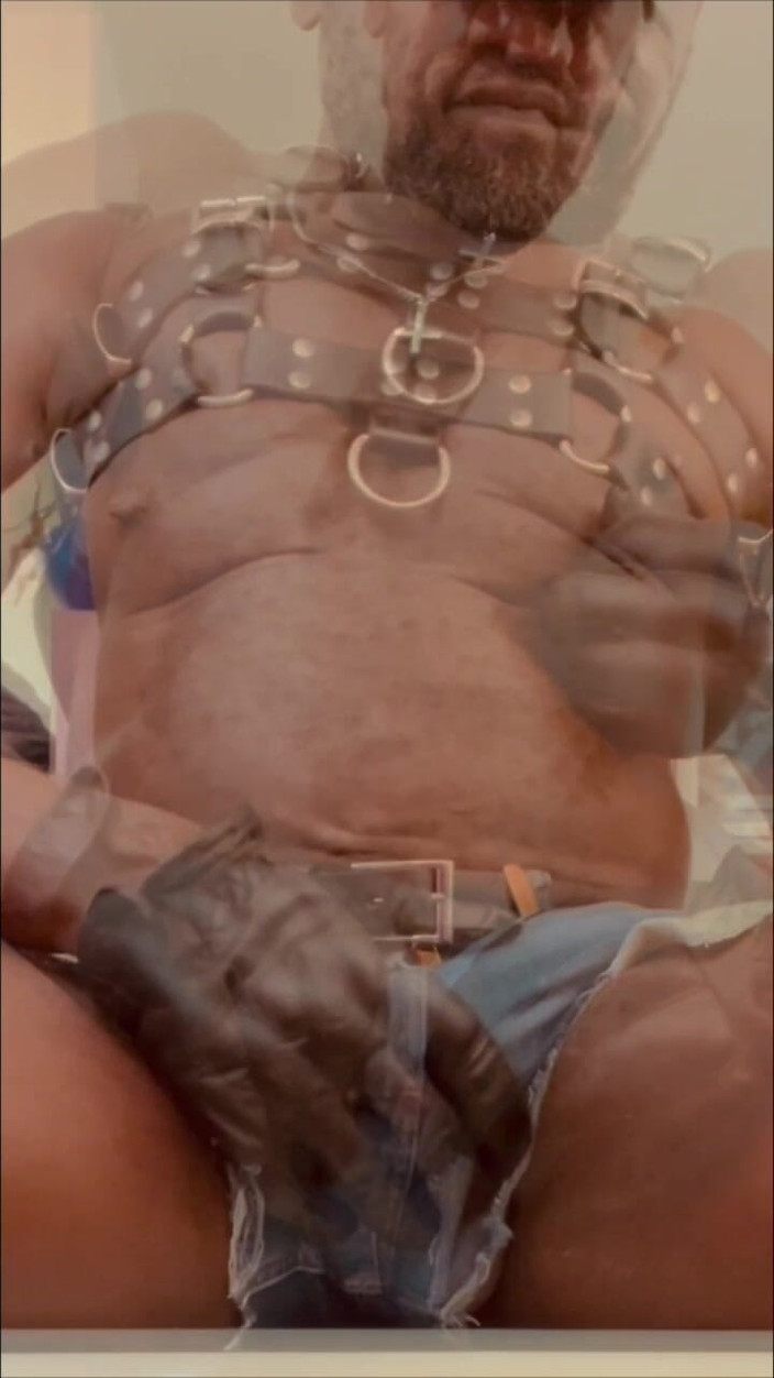 Black mature kinky muscle: Leder harness Denim cutoffs BBC tittenspiel und sexspielzeug-session