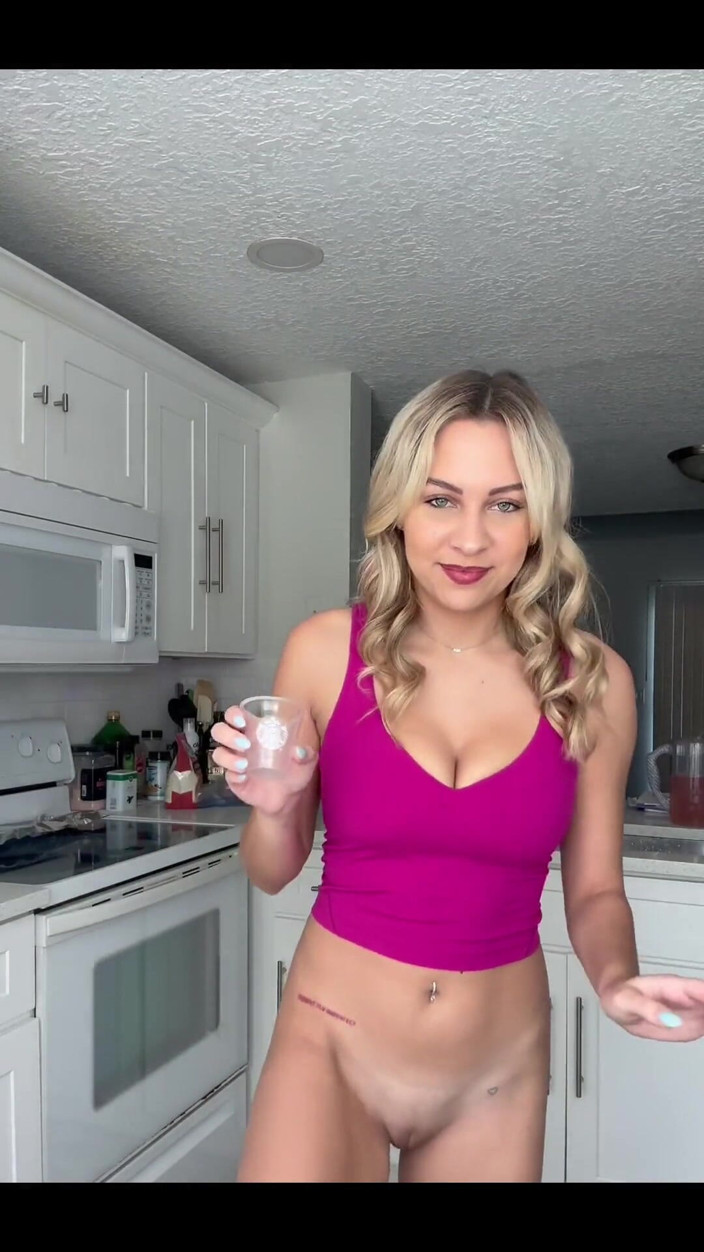 Tiffstreatsxoxo: Peeing in a Mini Starbucks Cup, and Making a Mess!!