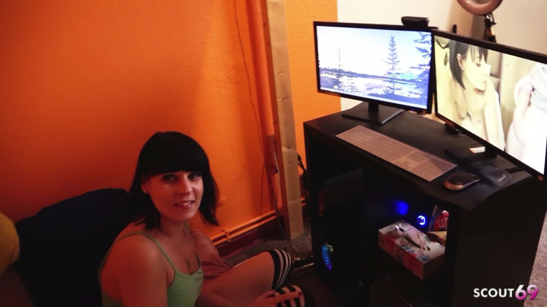 Scout69: Niemiecka przyrodnia siostra Maria Saint przyłapana na oglądaniu porno i...