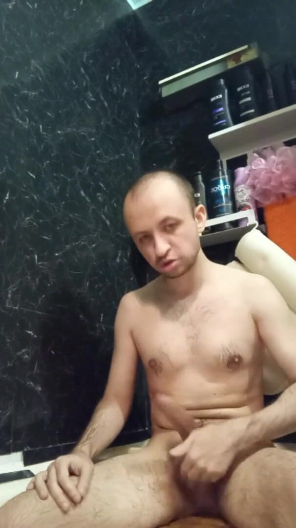 Alex Metallov: Ein nackter mann wichst seinen großen schwanz im badezimmer