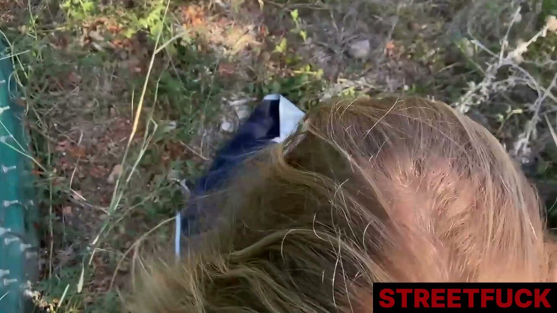 STREETFUCK: Emelie si cewek jalang langsing pengen dientot di luar ruangan